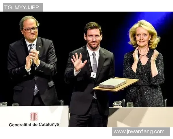 足球巨星亲笔签名照见证荣耀时刻点燃小球星的逐梦激情